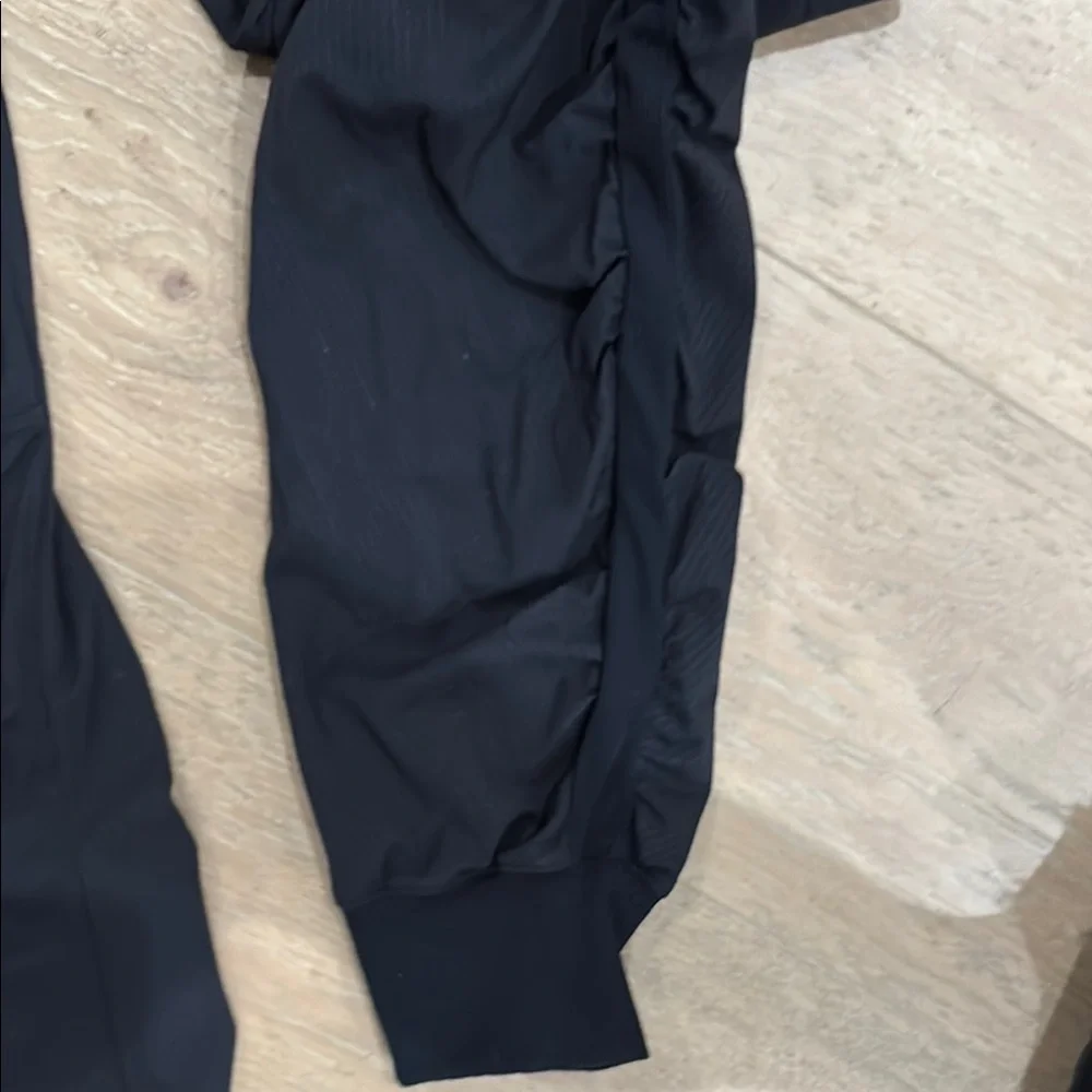 Lululemon Women’s  Black Jogger Pants, size 4. EUC - Picture 5 of 6